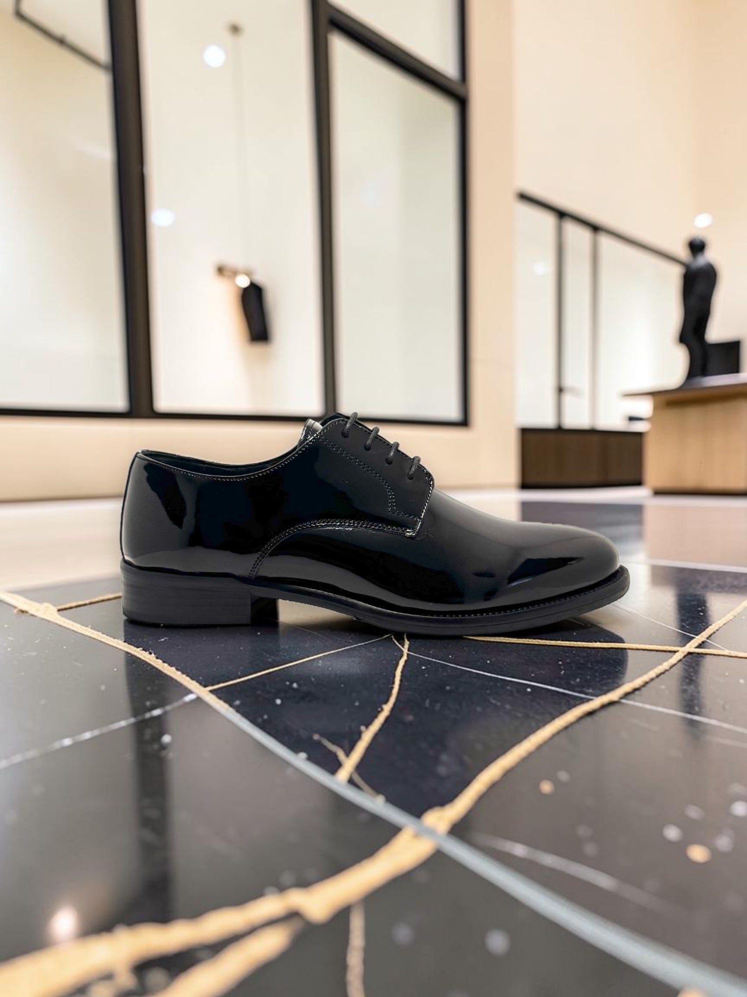 SCARPA NERA IN VERNICE